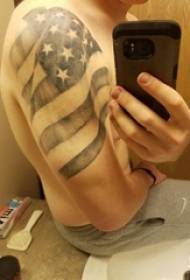 Американдық жалаудағы татуировкасы ерлердің студенттік қолы, қара баннердегі тату-суреттің суреті
