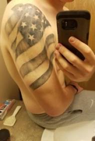 Amerikaanse vlag tatoeëermerk manlike studentearm op swart vaandel tattoo foto