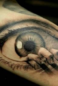 Braccia dei ragazzi sull'immagine creativa nera del tatuaggio dell'occhio di Grey Sketch Sting Tips