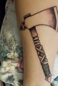 Modello di tatuaggio falce di morte modello di tatuaggio falce di morte braccio studente maschio