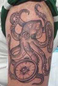 krahu i djalit në pikën e zezë të skicës gri, gjemb aftësi krijuese, dominuese e oktapodit, tatuazh