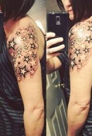Krahu tatuazh i yllit të krahut të tatuazhit në fotografinë e tatuazheve të yjeve