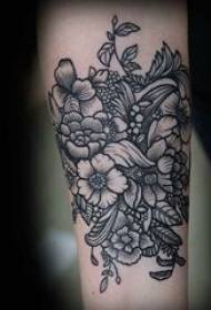 Brazo de rapaza de tatuaxe de flor literaria en imaxe de tatuaje de flor literaria negra