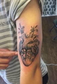 Mechanikus szív tetoválás lány fekete szürke szív tetoválás kép a karján