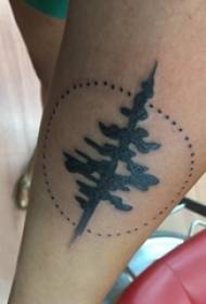 Қарағайдағы татуировка қызы қарағайдың тату-суреті
