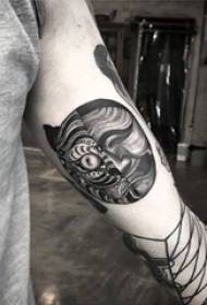Braccio della ragazza sull'immagine creativa nera del tatuaggio del modello di abilità della spina del punto di schizzo del punto nero