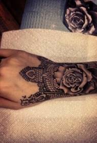 Braccio di ragazza su linea nera schizzo creativo tatuaggio rosa braccialetto immagine