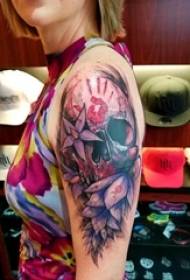 Дівчинка рука намальовані на градієнті простих ліній квіти та череп малюнки татуювання