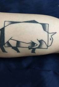 Braccio dello studente maschio del tatuaggio animale geometrico sull'immagine nera del tatuaggio animale