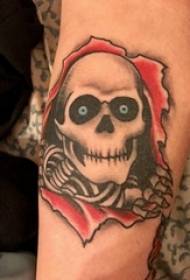 schedel tattoo mannelijke jongen arm op gekleurde schedel tattoo foto