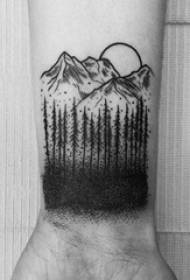 Bras d'écolière sur des images de tatouage de montagnes forestières créatives esquisse noir