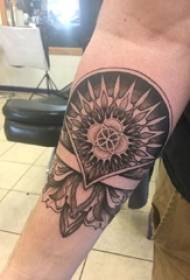 Tattoo mandala mannlig arm på svart mandala tatoveringsbilde