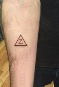 Material del tatuaje del brazo, brazo del niño, letras e imágenes de tatuajes triangulares