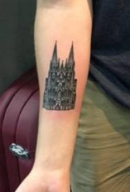 Batiment de bras de garçon de tatouage sur l'image de tatouage de bâtiment noir