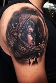 Tatuatge d’astronauta, imatge del tatuatge d’astronauta al braç d’un noi