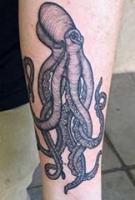 Ruka školarca na crnoj točki trn jednostavna apstraktna linija tetovaža hobotnice