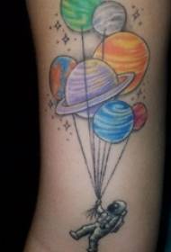 Arm tattoo materiaal meisje arm op planeet en astronaut tattoo foto