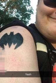 Bracciu di scola nantu à u tatuu di tatuaggio di icona di batman nero di contorno