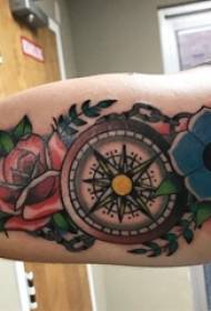 Tatuaje de brújula, flor hermosa e imagen de tatuaje de brújula en el brazo del niño