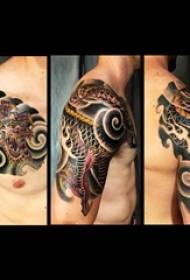 Tatovering et halvt billedbillede mandlig arm totem halvt en tatovering dragen mønster