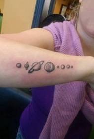 Brațul fetei pe schiță gri negru punct ghimpe abilitate creativă tatuaj planetei literare imagine