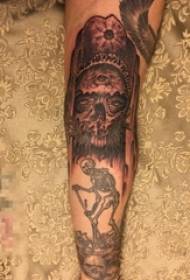Braccio del ragazzo sull'immagine grigia nera del tatuaggio del cranio di trucco di schizzo