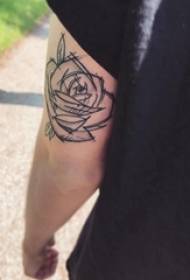 ٹیٹو چھوٹا گلاب لڑکے کا بازو کالی گلاب کی ٹیٹو تصویر پر