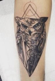 ສາວນົກເຕົ່າສັກຮູບທີ່ມີຮູບ owl tattoo ສີຂີ້ເຖົ່າສີດໍາຢູ່ແຂນ