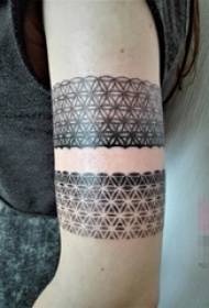 Meisje arm op zwarte prikken techniek geometrische lijn armband tattoo foto