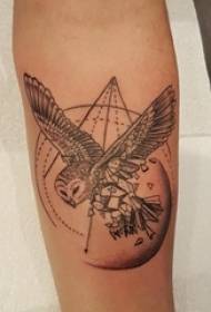Bras d'écolier sur l'image de tatouage oiseau élément géométrique créatif esquisse noir
