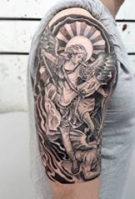 Fiúk karjai a fekete szürke vázlatos sting tippekkel Kreatív angyal szárnyakkal Tetoválás kép