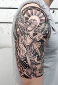 Braccia dei ragazzi su Grey Sketch Sting Tips nero Immagine creativa del tatuaggio delle ali di angelo