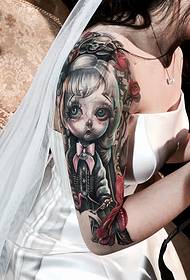 Lepotna roka, eksotična lutka, naslikan vzorec tatoo