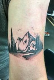 Mountain tatuointi miesopiskelija käsivarsi mustalla vuorella tatuointi kuvaa