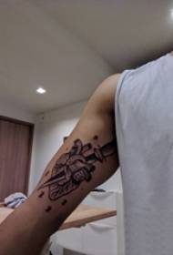 Pojkesarm på svartgrå skiss pekar törntrik dominerande hjärta dolk tatuering bild
