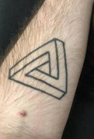 Trijehoekige tatoeaazjeferbylding manlike studintearm op swarte trijehoekstatuerôfbylding