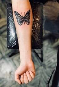3D vlinder tattoo meisje 3D vlinder tattoo foto op arm