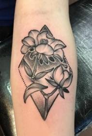 Βραχίονα του κοριτσιού σε μαύρο γκρι σκίτσο σημείο αγκάθι ικανότητας λογοτεχνική όμορφη εικόνα τατουάζ λουλουδιών