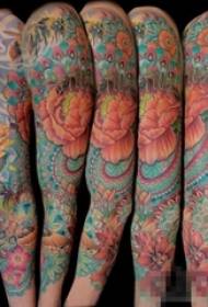 Baiat cu brat de flori pictate creativ și poză de tatuaj de albine de flori pe braț băiat