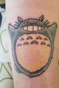 Braccio di cincillà ragazzo tatuaggio sull'immagine del tatuaggio totoro