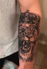 Berniukai rankos ant juodo ir balto eskizo dūrio technika gyvūno liūto galvos tatuiruotės paveikslėlį