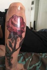 Europese en Amerikaanse roos tatoeages mannelijke geschilderde rozen op wapens tattoo foto