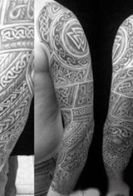 Tribal totem tatuazh krahu i studentit mashkull mbi fisnorin totem tatuazh dominues tatuazh