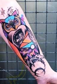 Braccio da scolaretta dipinto ad acquerello creativo fiore braccio gufo tatuaggio immagine