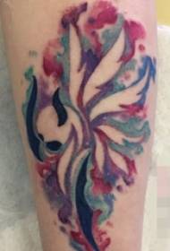 Immagine di tatuaggio totem inchiostro a colori sul braccio della ragazza