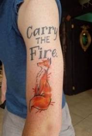 Spalvota lapės tatuiruotės vyro ranka ant angliškos ir lapės tatuiruotės nuotraukos