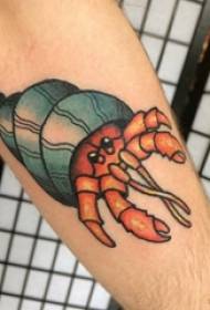 Brazo de niños pintado en línea simple degradado imagen de tatuaje de cangrejo ermitaño de animales pequeños