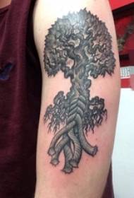 Ragazzi armano su immagini in bianco e nero di tatuaggi sull'albero della vita che punteggiano le piante