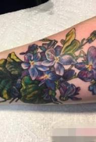 Skole guttens arm på farget gradient planteblomst tatoveringsbilde