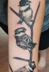 فتاة الطيور الوشم مع صورة وشم الطيور السوداء على الذراع